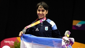 La sanjuanina y karateca Jenifer Bolado, ayer, en el día de su cumpleaños (17), celebrándolo con la medalla de plata en su primera experiencia internacional. 