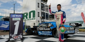 El sanjuanino Tobías Martínez señala su dedo índice indicando el número uno, en alusión a su victoria en la carrera final del TC Pista 2023 en Viedma. La temporada se inauguró en la capital de Río Negro.