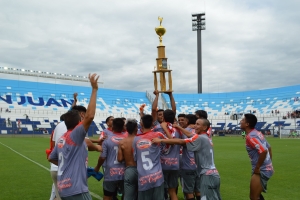 El elenco zondino de Sarmiento, en el Bicentenario de Pocito, celebrando el campeonato conseguido en Cuarta División.
