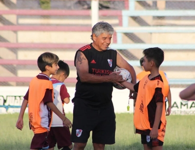 Los entrenadores busca talentos de River, con Máximo Gallardo a la cabeza -papá de Marcelo, estuvieron observando jóvenes jugadores en San Juan.