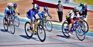 Competencia de ciclismo infanto-juvenil en el velódromo Héroes de Malvinas en Rawson, San Juan.