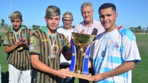 Los capitanes de San Martín y Peñarol al término de uno de los torneos juveniles que concluyeron a fines de 2019.