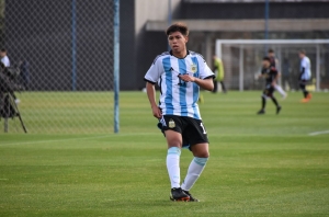 Emiliano Quevedo (17) fue titular en la Selección Argentina Sub 15 que derrotó hoy a Paraguay en un amistoso jugado en el Predio de AFA en Ezeiza, Buenos Aires.