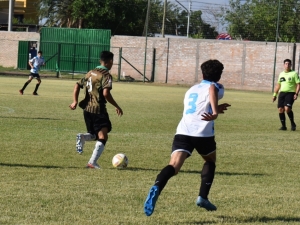 Encuentro futbolístico entre inferiores de San Martín y Alianza.