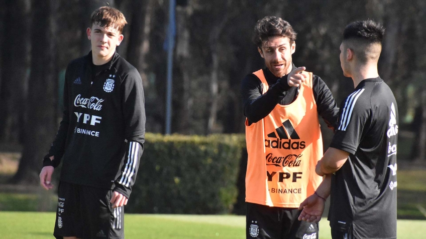 Pablo Aimar indicándole situaciones de entrenamiento a dos jóvenes de la Selección Argentina Sub 17.